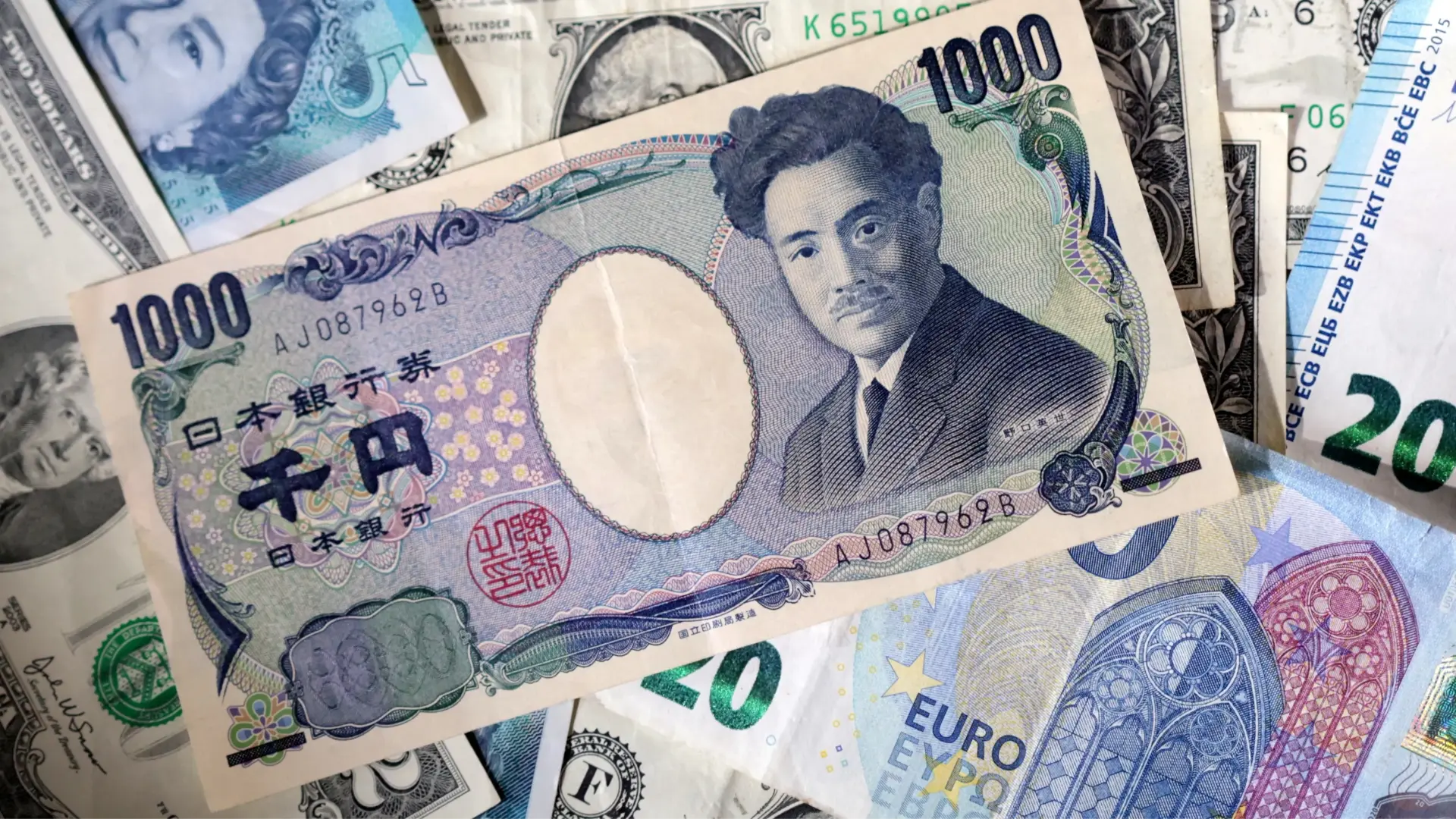 الدولار يخسر مستوى مهما مع تعافي الليرة الأوروبية (رويترز) الدولار يخسر مستوى مهما مع تعافي الليرة الأوروبية (رويترز)