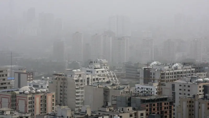 أربكت الحياة العامة.. سحابة ترابية كثيفة تخنق الأجواء الإيرانية