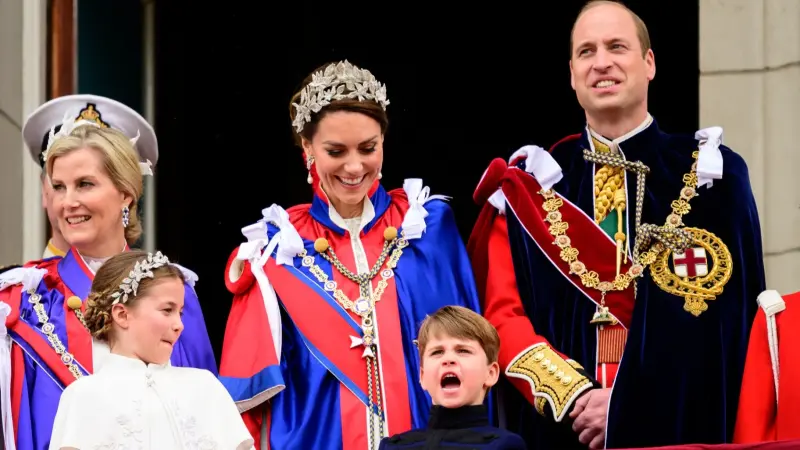 فيديو - الأمير لويس يسرق القلوب خلال حفل تتويج الملك تشارلز