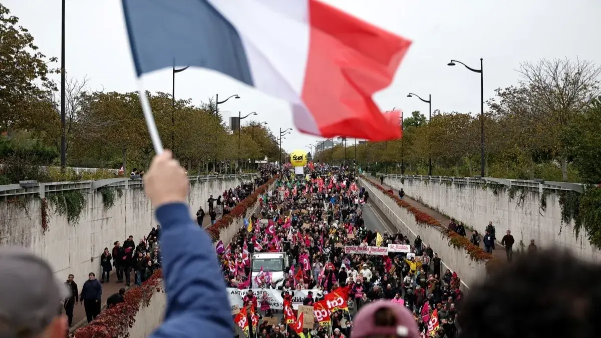 الشرطة الفرنسية تطلق الغاز المسيل للدموع على محتجين في ليون (رويترز) الشرطة الفرنسية تطلق الغاز المسيل للدموع على محتجين في ليون (رويترز)