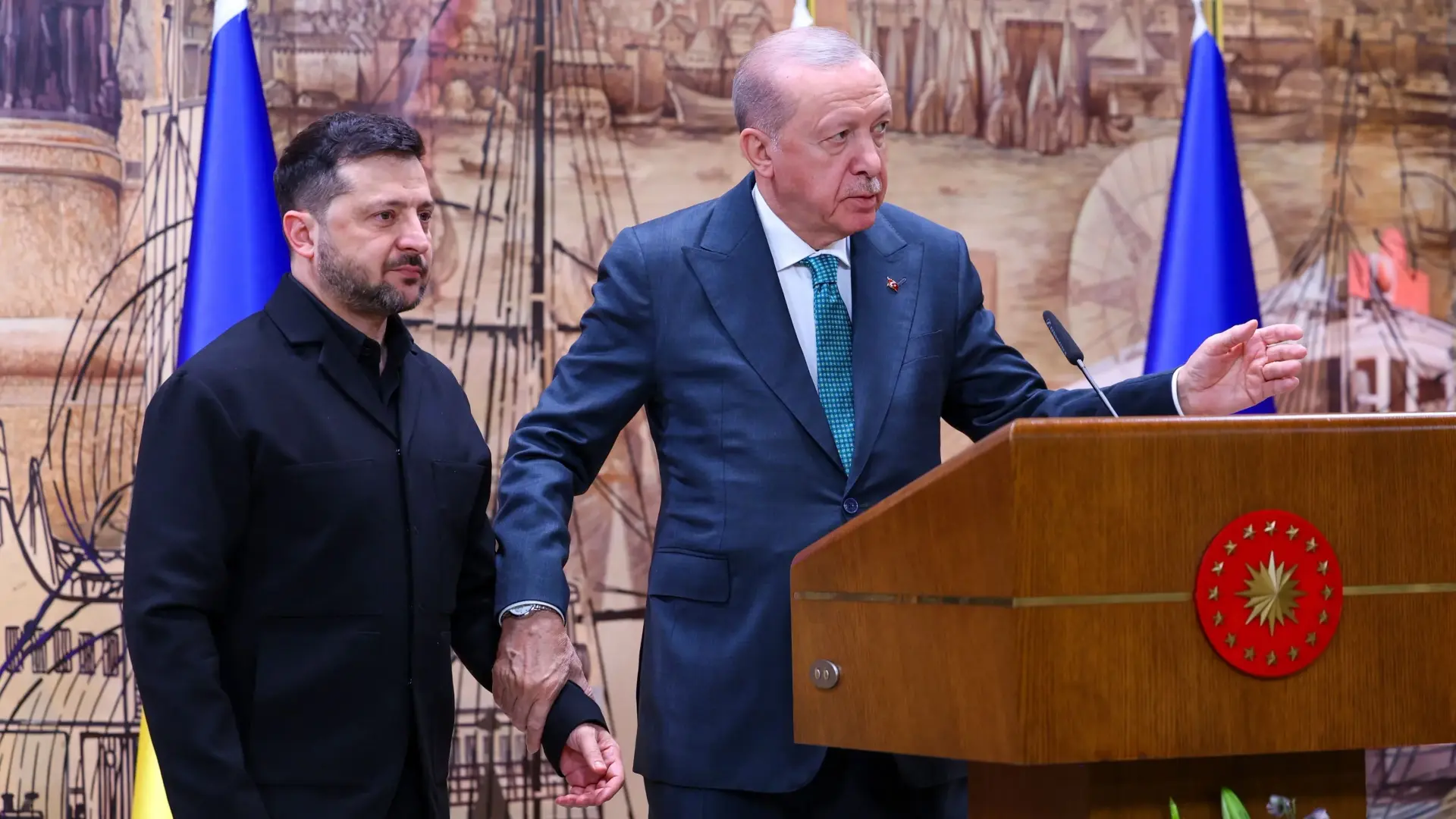 أردوغان وزيلينسكي بحثا وقف الحرب وتأمين الملاحة في البحر الأسود (رويترز) أردوغان وزيلينسكي بحثا وقف الحرب وتأمين الملاحة في البحر الأسود (رويترز)