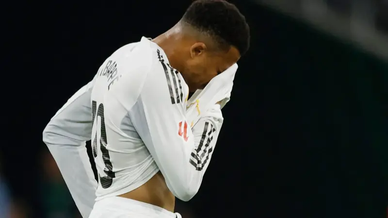 تفاصيل إصابة كيليان مبابي ومدة غيابه.. موقفه من مباراة الكلاسيكو