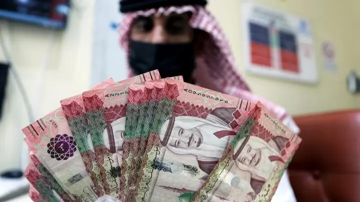 سعر الريال السعودي مقابل الجنيه السوداني نحو 2,143.8 جنيهًا (رويترز) سعر الريال السعودي مقابل الجنيه السوداني نحو 2,143.8 جنيهًا (رويترز)