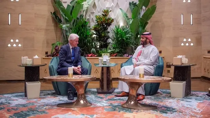 استقبله ولي العهد في الرياض.. ما سبب زيارة بيل كلينتون للسعودية؟