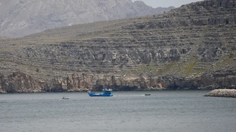 أثينا تردّ على إعلان إيران السيطرة على سفينة يونانية في مضيق هرمز