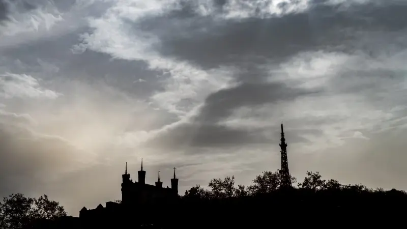 سحب رملية تجتاح أوروبا.. وهؤلاء الأشخاص بخطر