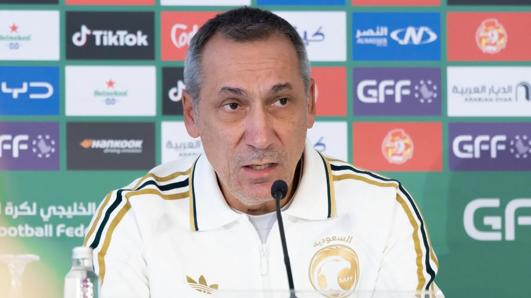 جيورجوس دونيس يرفع راية التحدي مع المنتخب السعودي (إكس) جيورجوس دونيس يرفع راية التحدي مع المنتخب السعودي (إكس)