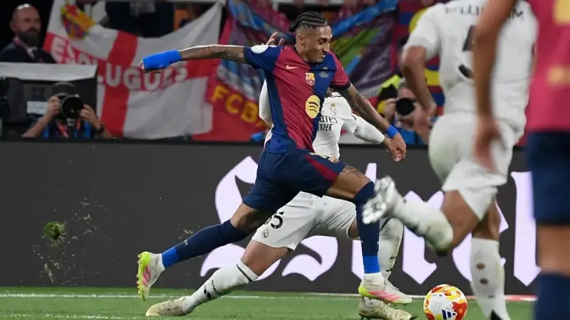 فيديو - لقطة أوقعت القلوب.. هل استحق برشلونة ركلة جزاء أمام ريال مدريد؟