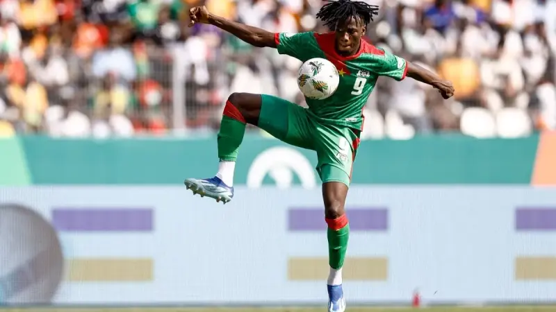 بداية التغييرات.. مانشستر سيتي يُعير مدافعه الشاب إلى الدوري الألماني