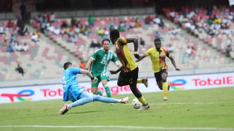 فيديو - الجزائر تهزم أوغندا في الظهور الأول لحسام عوار