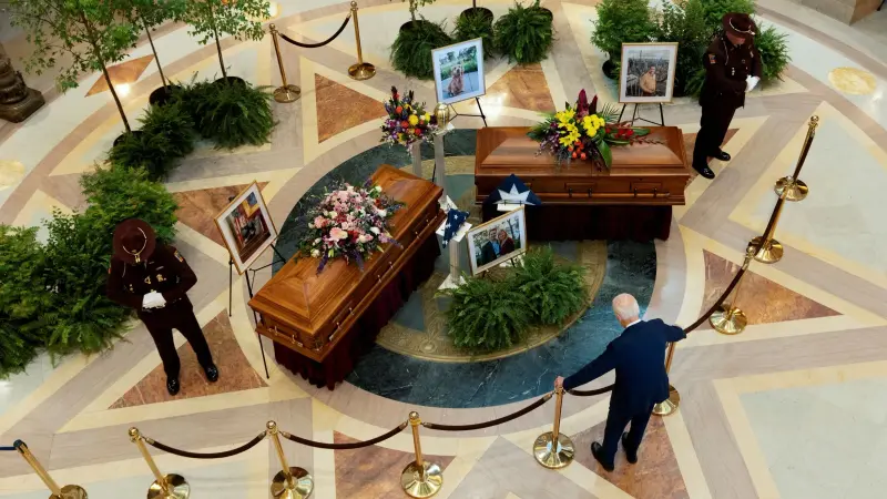 اغتيال سياسي هزّ أميركا.. بايدن يركع أمام نعش هولتمان وكلبها