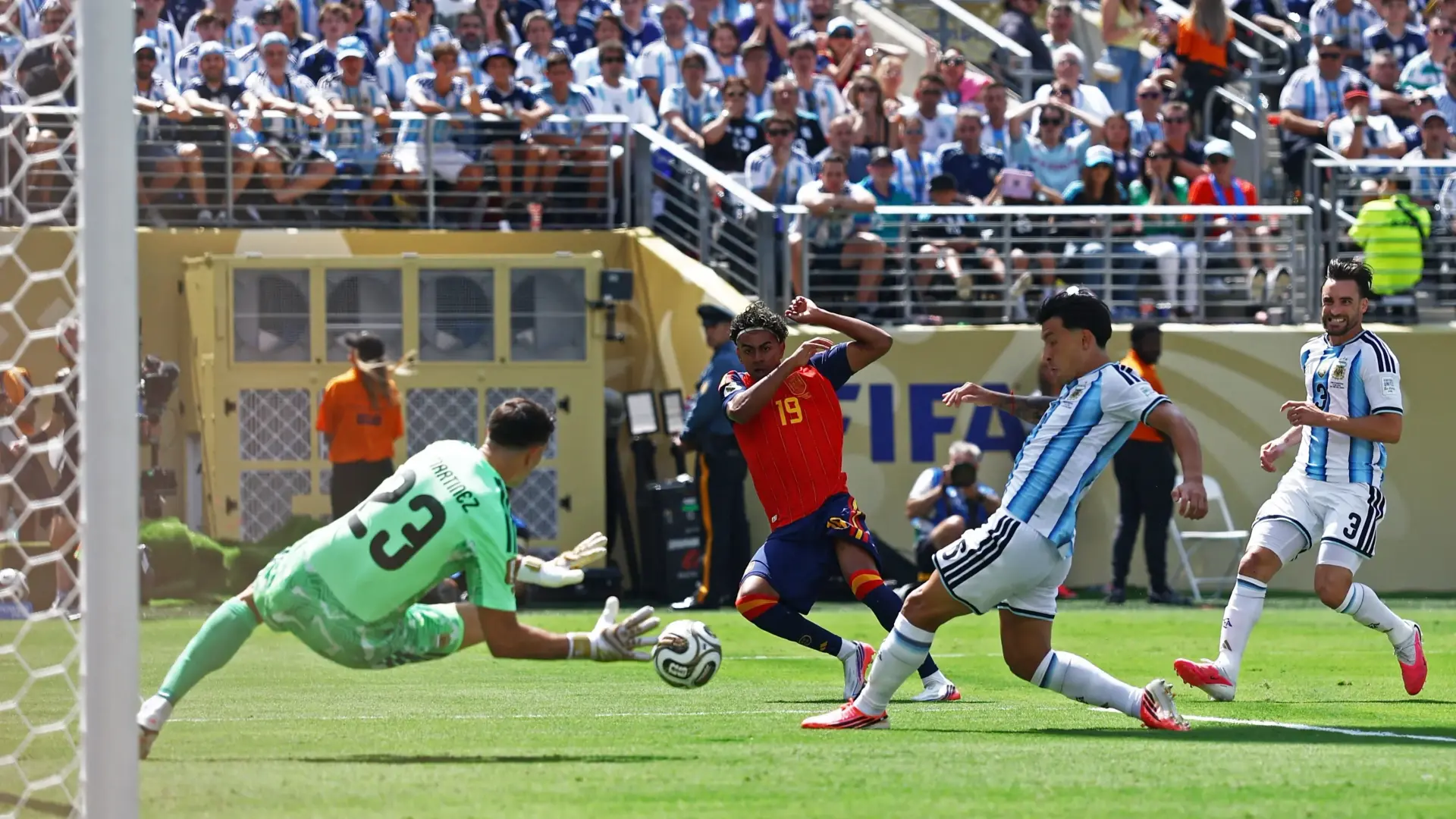 إيميليانو ماريتينز يعتذر للشعب الأرجنتيني بعد خسارة لقب كأس العالم (رويترز) إيميليانو ماريتينز يعتذر للشعب الأرجنتيني بعد خسارة لقب كأس العالم (رويترز)