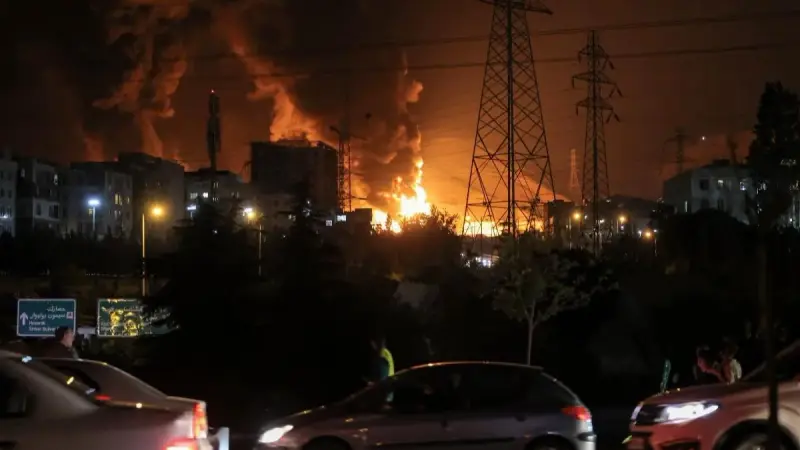 فيديو - رغم إعلان ترامب.. هجمات على منشآت الطاقة في إيران