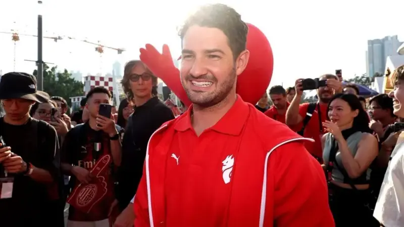 نجم ميلان السابق يقترب من شراء نادٍ في إنجلترا.. من هو؟