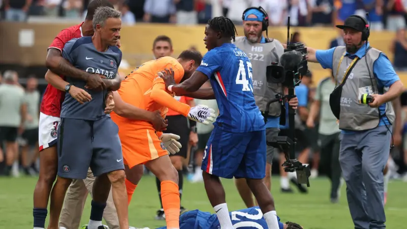 فيديو - لويس إنريكي يصفع جواو بيدرو لاعب تشيلسي بعد نهائي مونديال الأندية