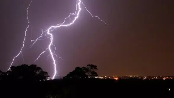 نهاية حزينة.. صاعقة رعدية في طنجة تودي بحياة شاب عشريني