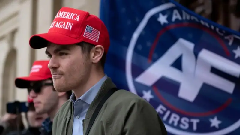 هذا الشاب يُشعل حربا أهلية في أميركا.. من هو؟