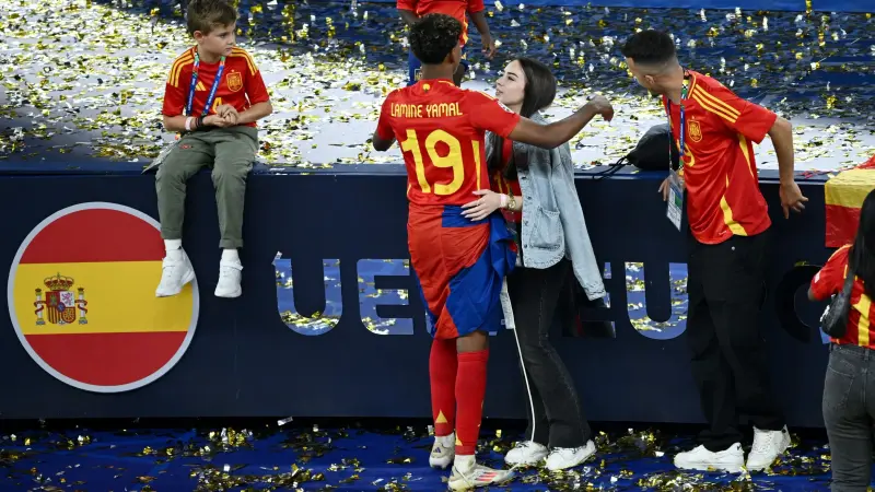 خطفت الأنظار.. من هي أليكس باديلا صديقة لامين يامال؟