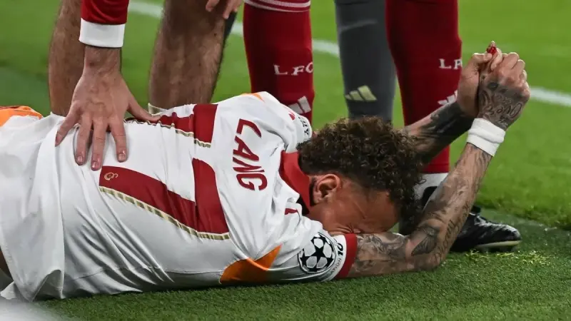 تطورات إصابة نوا لانج لاعب غلطة سراي.. هل سيحتاج إلى بتر إصبعه؟