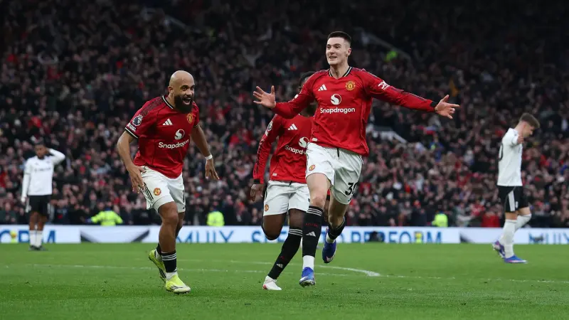 الدوري الإنجليزي - مانشستر يونايتد يواصل صحوته على حساب فولهام.. وتعثر أستون فيلا