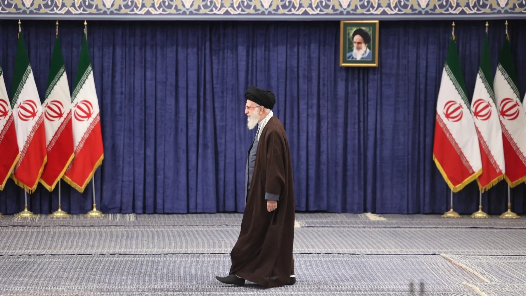 خامنئي يرد على تهديدات ترامب بهذه الصورة 