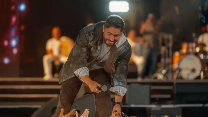 فيديو - باهظة الثمن.. تامر حسني يرفض هدية من معجبة بإحدى حفلاته