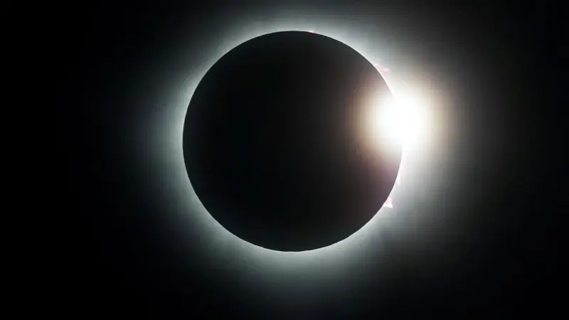 "القومي للفلك" يوضح موعد كسوف الشمس الكلي 2026 في مصر