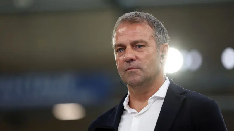 الكشف عن موعد وصول هانسي فليك إلى برشلونة وتفاصيل التعاقد