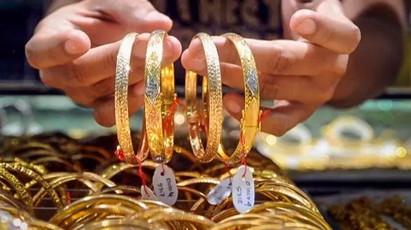 مبادرة تيسير الزواج في قرية مصرية تثير الجدل بسبب الذهب.. ما القصة؟