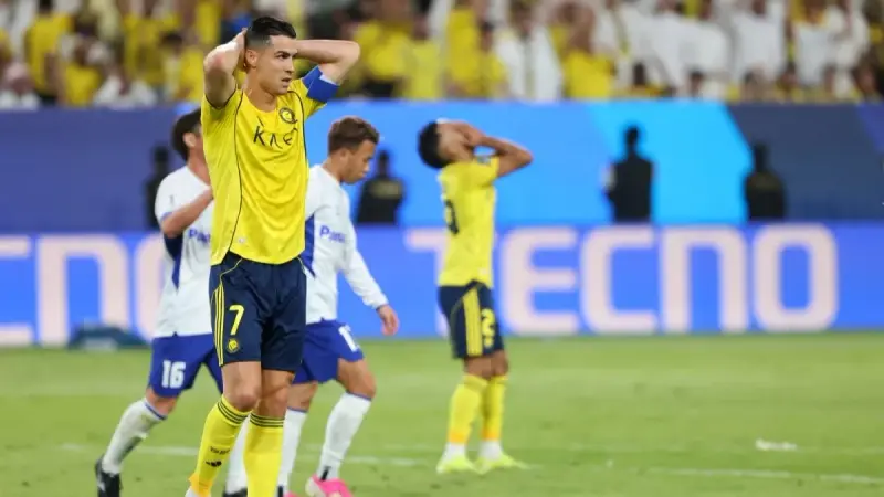 فيديو - رونالدو يثير الجدل ويرفض استلام الميدالية الفضية بعد خسارة دوري أبطال آسيا 2