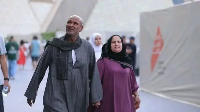 "عم رشاد".. رجل بسيط يخطف قلوب المصريين في المتحف الكبير