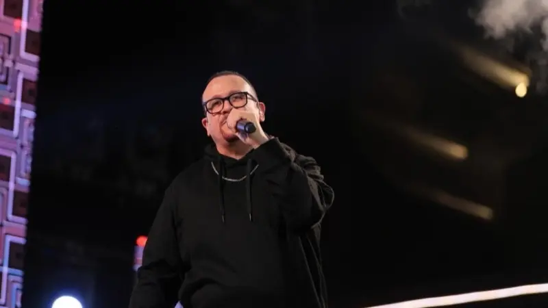 فيديو - هشام عباس يوضح حقيقة ترديد أسماء الله الحسنى في جنازة هاني شاكر