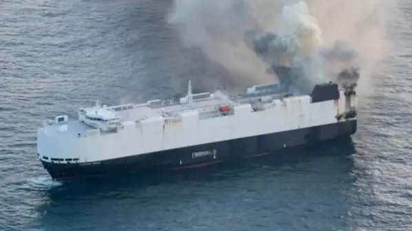 فيديو- اندلاع حريق ضخم في سفينة شحن عملاقة قبالة سواحل ألاسكا