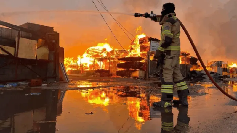 الكويت.. حريق سكراب امغره يأتي على مساحة 70 ألف متر مربع