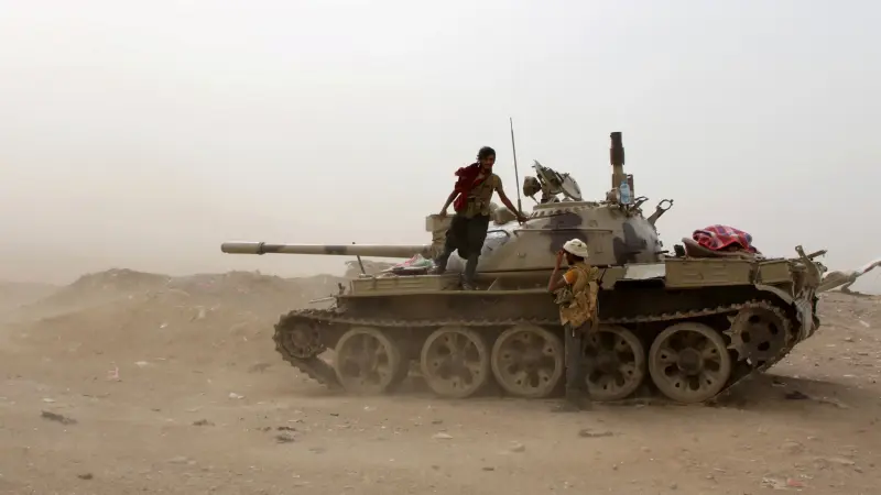 أعضاء بمجلس القيادة الرئاسي في اليمن: نرفض قرارات العليمي