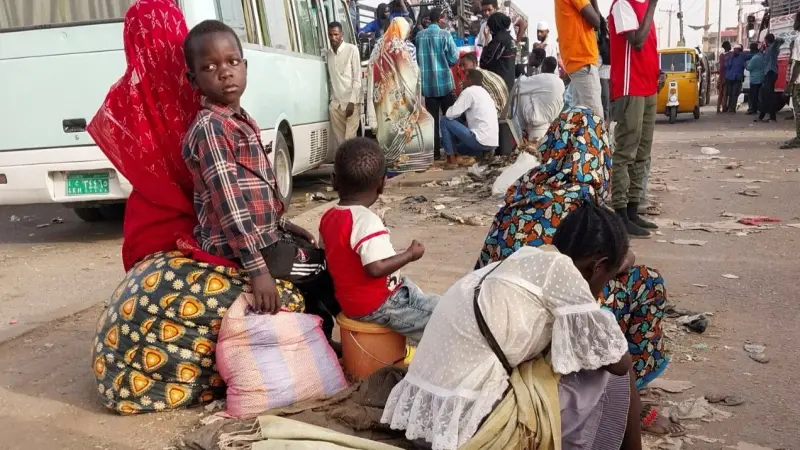 "بحرْب الكبار، ما ذَنْب الضِّحْكات الخجولة!"