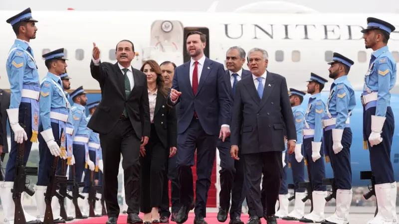 فيديو - لحظة وصول نائب ترامب إلى إسلام آباد لإجراء مفاوضات مع إيران