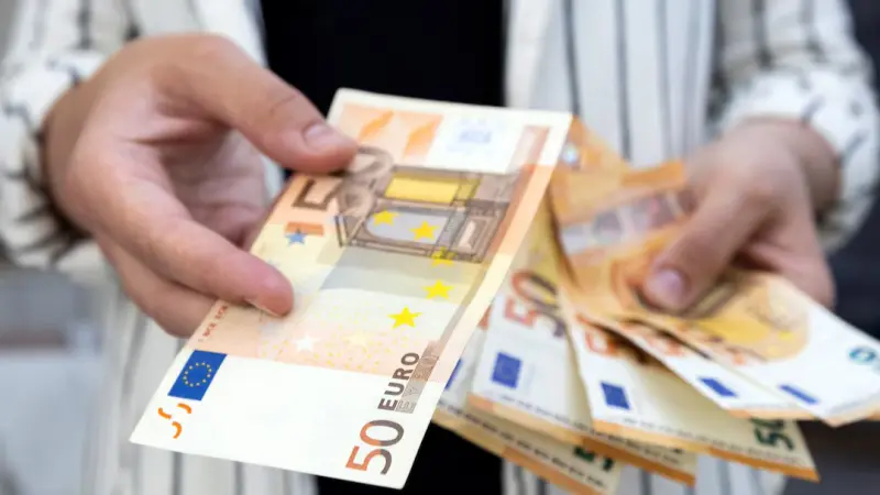 سعر اليورو مقابل الدينار الجزائري اليوم الجمعة 5/6/2026 في السكوار.. دون 280 دينارا
