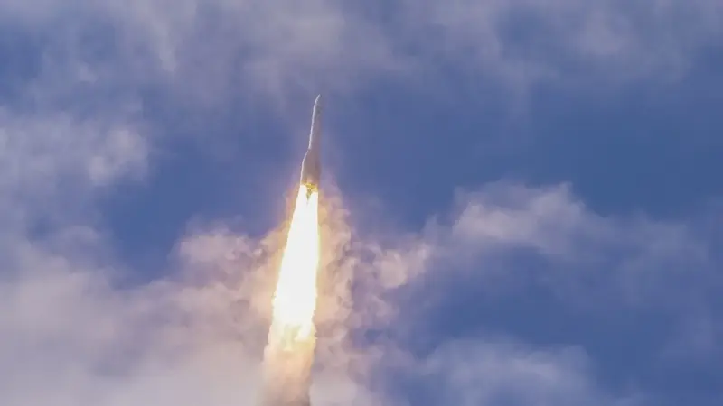 فيديو - في رحلته الأولى.. الصاروخ "آريان 6" الأوروبي ينطلق نحو الفضاء