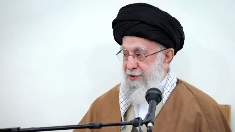 خامنئي يحذر من مخاطر محتملة ويوصي بتخزين المواد الأساسية