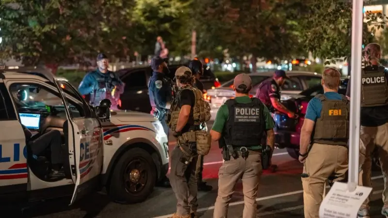 وزّع البيتزا والبرغر.. ترامب يزور قوات الشرطة والحرس الوطني بواشنطن