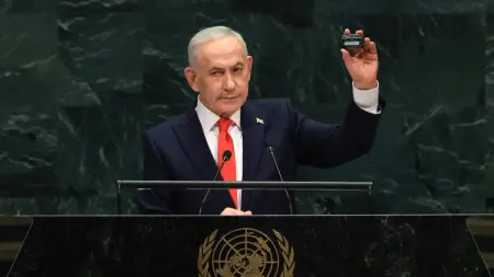 ملوّحا بجهاز "البيجر" أمام العالم.. هذا ما قاله نتانياهو في الأمم المتحدة