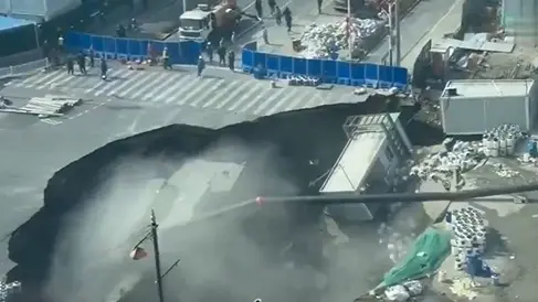 فيديو - حفرة عملاقة تبتلع تقاطعا رئيسيا في شنغهاي
