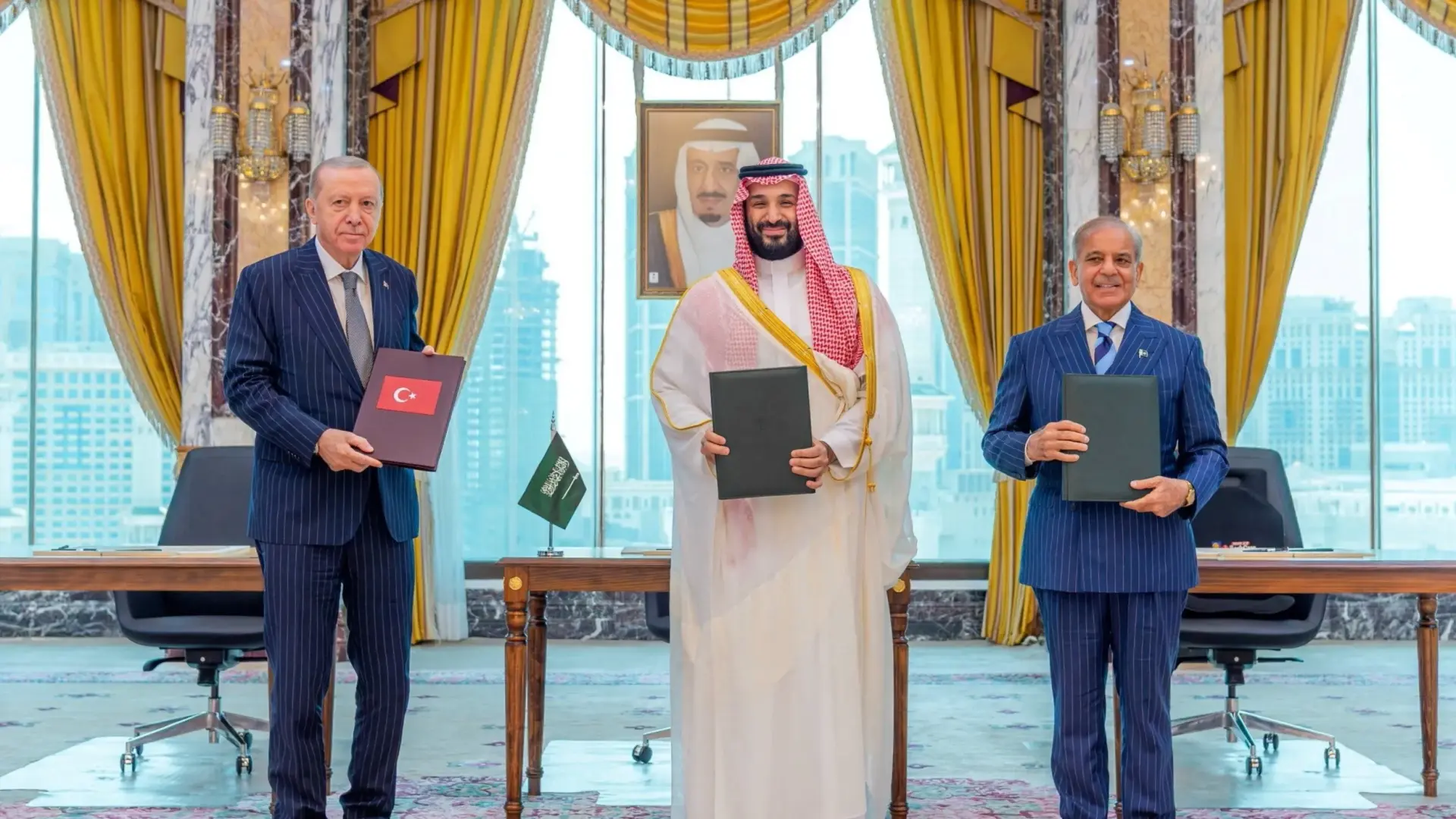 وقّعت السعودية وباكستان وتركيا "اتفاقية مكة للدفاع المشترك" بهدف تعزيز التعاون (رويترز) وقّعت السعودية وباكستان وتركيا "اتفاقية مكة للدفاع المشترك" بهدف تعزيز التعاون (رويترز)