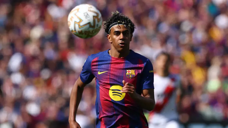 فيديو - ما حقيقة وجود أزمة بين لامين يامال وهانزي فليك؟