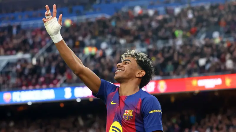 بعد أول هاتريك.. هدية لامين يامال لوالدته تلفت الأنظار