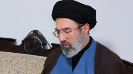 وكالات: رئيس البرلمان الإيراني اجتمع مع خامنئي