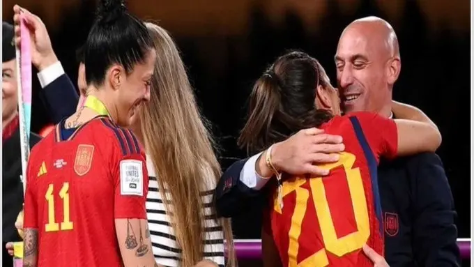 محامية روبياليس تقدم أدلة ببراءته من تهمة القبلة القسرية