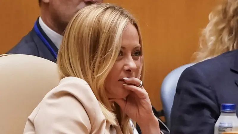 ليست المرة الأولى.. نظرات جورجيا ميلوني في لقاء الشرع تُثير الجدل