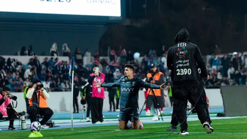 القنوات الناقلة لمباراة الهلال ضد الحزم اليوم في دوري "روشن" السعودي مع الموعد